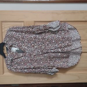 Black/white/brown printed button down blouse with collar and button/cuffed sleev